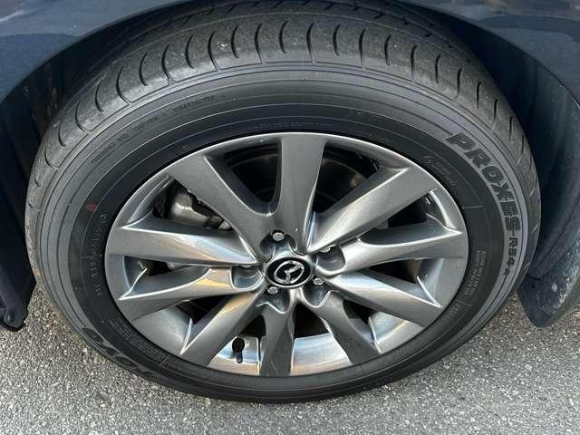 大迫力のホイールが装着されておりおクルマの存在感を足元から引き立ててくれます。