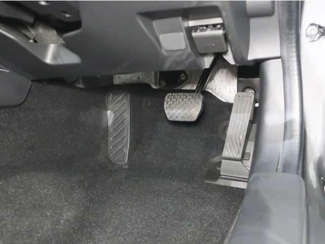 オルガン式アクセルペダルで、長距離も疲労を感じずにアクセル操作ができます。