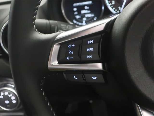 ハンドルに付いているスイッチで音量の調整や選曲も可能！ハンズフリー電話もできます♪