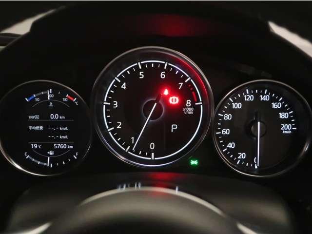 視認性良好かつスポーティーなメーターデザインです。コックピットのような雰囲気です。