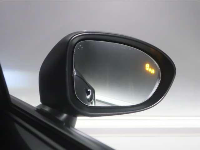 【ブラインド・スポット・モニタリング】後方接近センサー付★後退時の動体物や、隣の車線からの接近車両を、ドアミラーに設置したランプと、警告音でお知らせします。