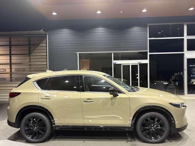 ＣＸ－５ ２．２　ＸＤ　レトロスポーツエディション　ディーゼルターボ　エアバック　フルオートエアコン　地上デジタル　ＬＥＤヘッドライト　パワステ　アイドリングストップ　横滑り防止装置　運転席パワーシート　シートヒーター　バックカメラ　キ－レス　スマートキー　メモリーナビ（4枚目）
