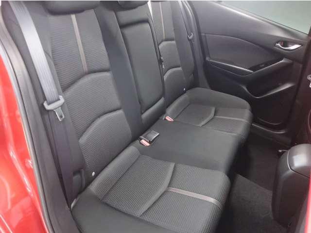 後席への圧迫感を軽減し、よりくつろげる室内空間実現しました。