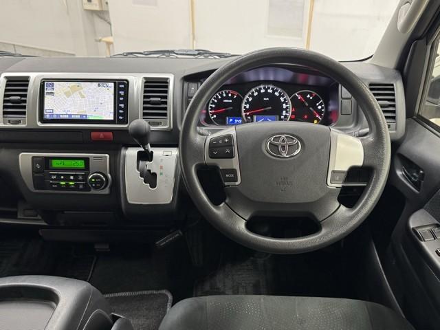 ハイエースバン ロングスーパーＧＬ　リアカメラ　ＳＲＳ　Ｗエアコン　横滑り防止装置付　盗難防止機能　キーレス　スマートエントリー　ＤＶＤ視聴可　アルミホイール　エアコン　パワステ　ナビＴＶ　ドライブレコーダ　ＥＴＣ　ＡＢＳ　メモリーナビ（4枚目）