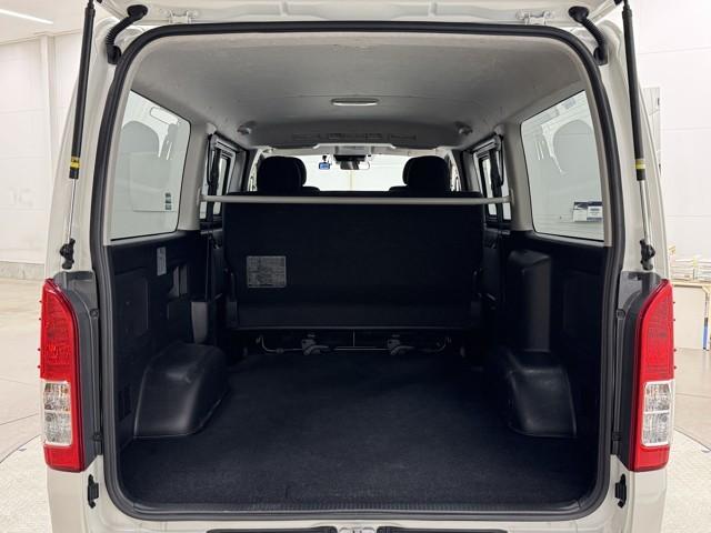ハイエースバン ロングスーパーＧＬ　リアカメラ　ＳＲＳ　Ｗエアコン　横滑り防止装置付　盗難防止機能　キーレス　スマートエントリー　ＤＶＤ視聴可　アルミホイール　エアコン　パワステ　ナビＴＶ　ドライブレコーダ　ＥＴＣ　ＡＢＳ　メモリーナビ（17枚目）
