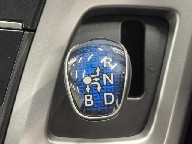 プリウスアルファ G TSS Bモニタ 電動シート 盗難防止装置 AUX エアバッグ ABS 地デジTV Aストップ オートクルーズコントロール ETC付 Wエアバック TVナビ DVD再生機能 キーフリーキー AW(12枚目)