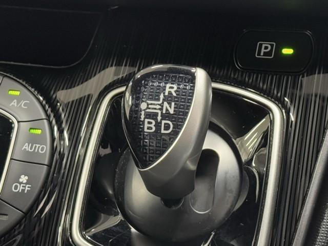 エスクァイア ハイブリッドGiプレミアムパッケジブラックテーラード 誤発進抑制機能 AC100V エアロ 寒冷地仕様 アイドリングストップ Bカメラ スマートキー ナビ&TV イモビライザー LEDランプ ETC車載器 クルーズコントロール アルミ 地デジ キーレス(11枚目)