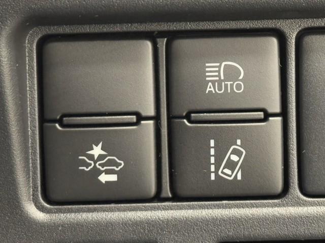 エスクァイア ハイブリッドGiプレミアムパッケジブラックテーラード 誤発進抑制機能 AC100V エアロ 寒冷地仕様 アイドリングストップ Bカメラ スマートキー ナビ&TV イモビライザー LEDランプ ETC車載器 クルーズコントロール アルミ 地デジ キーレス(12枚目)