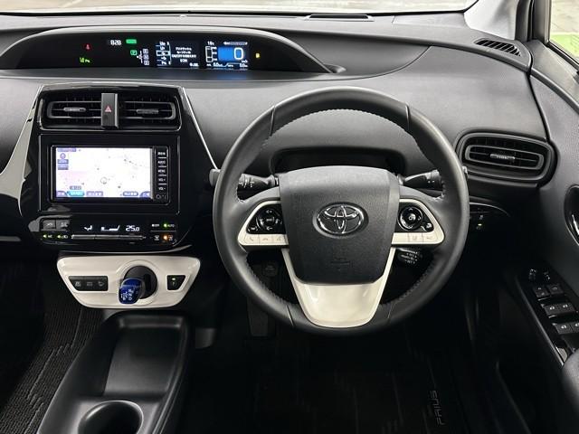 プリウス Ｓセーフティプラス　衝突回避システム　１セグ　Ｂモニター　ドラレコ付き　定期点検記録簿　ＬＥＤライト　クルコン　ＥＴＣ装備　スマートＫＥＹ　ナビＴＶ　イモビライザー　横滑り防止機能　ＰＷ　カーテンエアバッグ　アルミ（4枚目）