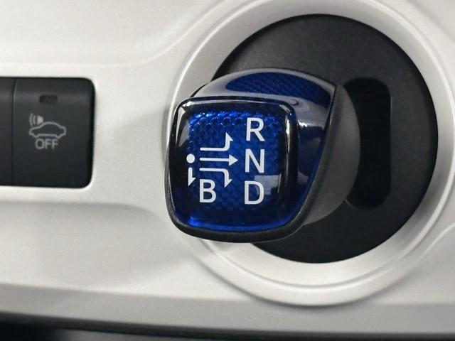 プリウス Ｓセーフティプラス　衝突回避システム　１セグ　Ｂモニター　ドラレコ付き　定期点検記録簿　ＬＥＤライト　クルコン　ＥＴＣ装備　スマートＫＥＹ　ナビＴＶ　イモビライザー　横滑り防止機能　ＰＷ　カーテンエアバッグ　アルミ（11枚目）