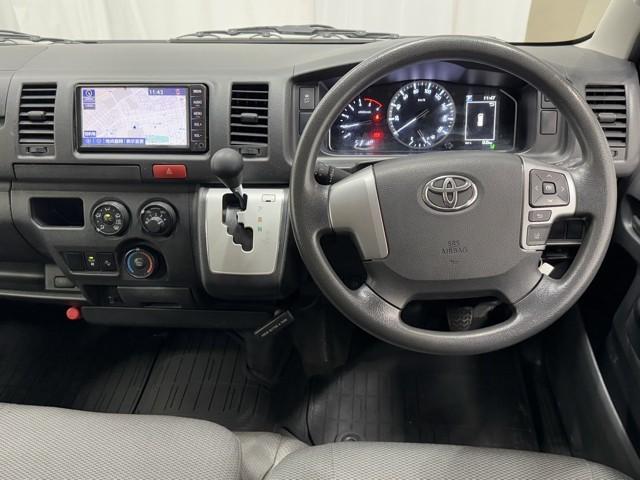 ハイエースバン ＤＸ　プリクラッシュセーフティ　メンテナンスノート　エアバック　リモコンキー　ワンオーナー　パワーステアリング　セキュリティーアラーム　ミュージックプレイヤー接続可　３列シート　メモリナビ　ナビ＆ＴＶ（4枚目）