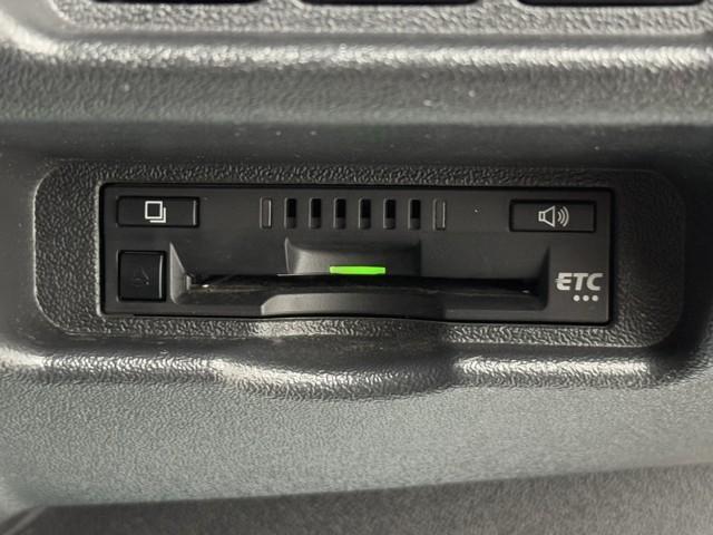 ハイエースバン ＤＸ　プリクラッシュセーフティ　メンテナンスノート　エアバック　リモコンキー　ワンオーナー　パワーステアリング　セキュリティーアラーム　ミュージックプレイヤー接続可　３列シート　メモリナビ　ナビ＆ＴＶ（8枚目）