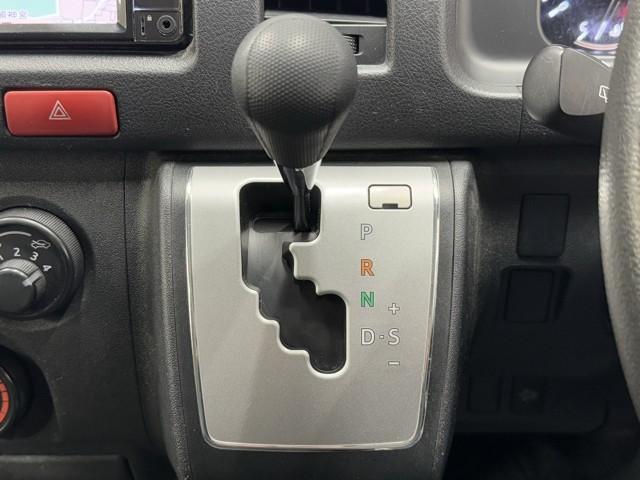 ハイエースバン ＤＸ　プリクラッシュセーフティ　メンテナンスノート　エアバック　リモコンキー　ワンオーナー　パワーステアリング　セキュリティーアラーム　ミュージックプレイヤー接続可　３列シート　メモリナビ　ナビ＆ＴＶ（13枚目）