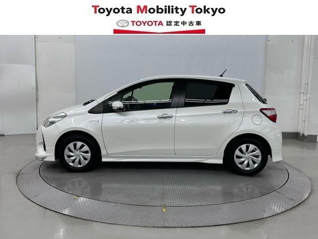 ヴィッツ ハイブリッドＦ　セーフティーエディションＩＩ　ワンオーナ　バックモニタ　衝突軽減　エアバッグ　スマートキ　ＥＳＣ　オートエアコン　ＤＶＤ再生可　ミュージックプレイヤー接続可　盗難防止装置　アイドリングストップ　ドライブレコーダー　フルセグＴＶ（3枚目）