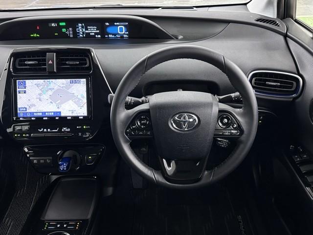 プリウス Ａプレミアム　ツーリングセレクション　横滑り防止機能　皮シート　運転席パワーシート　エアコン　１オナ　パワーウィンドウ　ナビ＆ＴＶ　アイドリングストップ　ＬＥＤライト　盗難防止装置　スマートキー＆プッシュスタート　キーレス　ＥＴＣ　ＡＢＳ（4枚目）