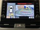 パノラミックビューモニターシステムが付いているので車の上から見た映像が確認できますよ。 一目で車両周辺の情報を確認できますが、直接安全をご確認下さい。