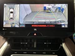 パノラミックビューモニターシステムが付いているので車の上から見た映像が確認できますよ。　一目で車両周辺の情報を確認できますが、直接安全をご確認下さい。 6