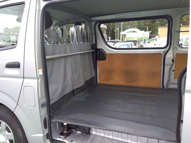 ハイエースバン ロングＤＸ　２．８Ｄターボ　５ドア　低床　１．２ｔ積　３人乗り　オートマ車　プリクラッシュセーフティ　ＬＤＡ　オートマチックハイビーム　ビルトインＥＴＣ　ミラー内蔵バックモニター　ポータブルナビＴＶ　キーレス（29枚目）