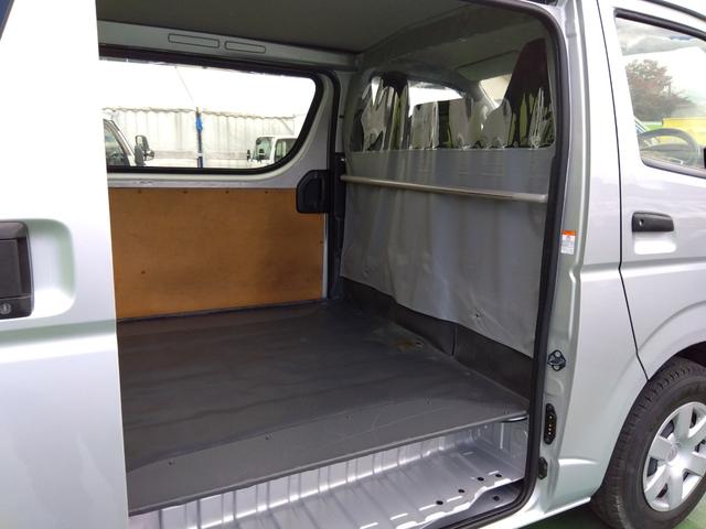 ハイエースバン ロングＤＸ　２．８Ｄターボ　５ドア　低床　１．２ｔ積　３人乗り　オートマ車　プリクラッシュセーフティ　ＬＤＡ　オートマチックハイビーム　ビルトインＥＴＣ　ミラー内蔵バックモニター　ポータブルナビＴＶ　キーレス（31枚目）