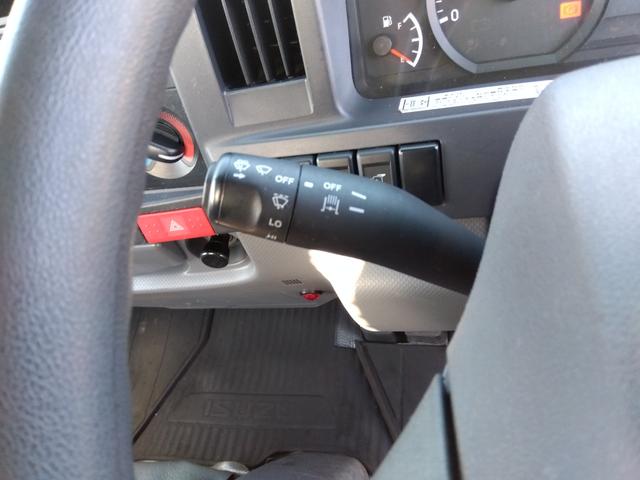 エルフトラック フルフラットロー　３．０Ｄターボ　フルフラットロー　簡易クレーン付　２ｔ積　荷台木製鉄板張り　パーキング付スムーサー　衝突軽減ブレーキ　レーンアシスト　左電格ミラー　キーレス（24枚目）