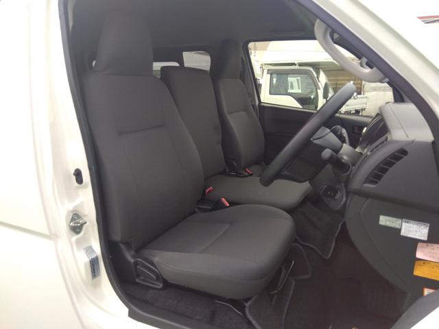 レジアスエースバン 　車椅子移動車　車椅子２台仕様　左オートステップ　リアクーラーヒーター　社外ナビ　バックモニター　キーレス（12枚目）