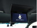 後席モニター装備:セカンドシート・サードシートにご乗車の方は、ドライブ中も天井部についているモニターでTV・DVD等をお楽しみ下さい♪♪使用しない時は、画面を天井部分に格納できます!
