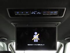 後席モニター装備：セカンドシート・サードシートにご乗車の方は、ドライブ中も天井部についているモニターでＴＶ・ＤＶＤ等をお楽しみ下さい♪♪使用しない時は、画面を天井部分に格納できます！ 6