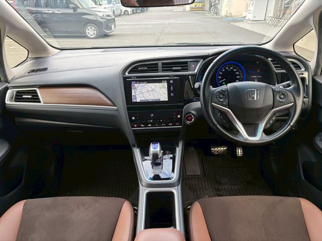 シャトル ハイブリッドＺ　シティブレーキ　ルーフレール　禁煙　インターナビ　フルセグＴＶ　Ｂｌｕｅｔｏｏｔｈ　ＨＤＭＩ　バックカメラ　ＥＴＣ　クルコン　ヒーター付ハーフレザーシート　ＬＥＤヘッドライト　フォグ　オートライト　純正アルミ　リアスポイラー（4枚目）