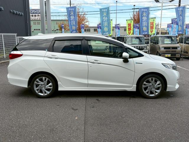 シャトル ハイブリッドＺ　シティブレーキ　ルーフレール　禁煙　インターナビ　フルセグＴＶ　Ｂｌｕｅｔｏｏｔｈ　ＨＤＭＩ　バックカメラ　ＥＴＣ　クルコン　ヒーター付ハーフレザーシート　ＬＥＤヘッドライト　フォグ　オートライト　純正アルミ　リアスポイラー（7枚目）