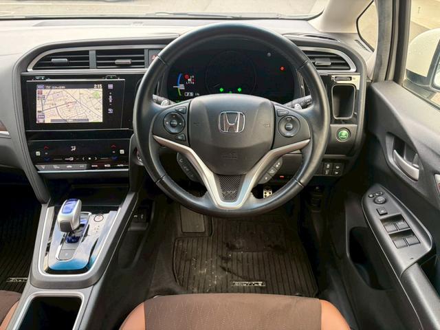 シャトル ハイブリッドＺ　シティブレーキ　ルーフレール　禁煙　インターナビ　フルセグＴＶ　Ｂｌｕｅｔｏｏｔｈ　ＨＤＭＩ　バックカメラ　ＥＴＣ　クルコン　ヒーター付ハーフレザーシート　ＬＥＤヘッドライト　フォグ　オートライト　純正アルミ　リアスポイラー（11枚目）