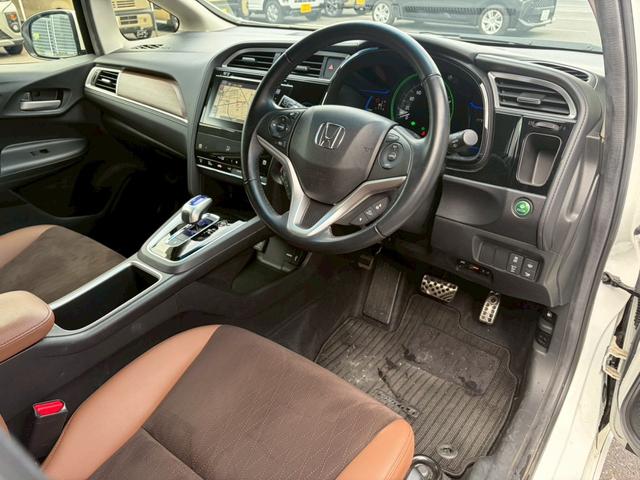 シャトル ハイブリッドＺ　シティブレーキ　ルーフレール　禁煙　インターナビ　フルセグＴＶ　Ｂｌｕｅｔｏｏｔｈ　ＨＤＭＩ　バックカメラ　ＥＴＣ　クルコン　ヒーター付ハーフレザーシート　ＬＥＤヘッドライト　フォグ　オートライト　純正アルミ　リアスポイラー（12枚目）