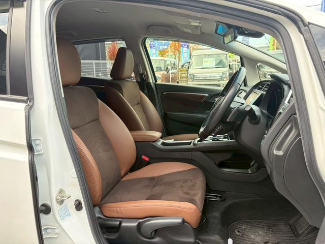 シャトル ハイブリッドＺ　シティブレーキ　ルーフレール　禁煙　インターナビ　フルセグＴＶ　Ｂｌｕｅｔｏｏｔｈ　ＨＤＭＩ　バックカメラ　ＥＴＣ　クルコン　ヒーター付ハーフレザーシート　ＬＥＤヘッドライト　フォグ　オートライト　純正アルミ　リアスポイラー（13枚目）