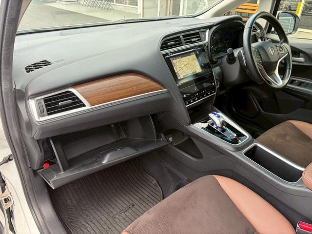 シャトル ハイブリッドＺ　シティブレーキ　ルーフレール　禁煙　インターナビ　フルセグＴＶ　Ｂｌｕｅｔｏｏｔｈ　ＨＤＭＩ　バックカメラ　ＥＴＣ　クルコン　ヒーター付ハーフレザーシート　ＬＥＤヘッドライト　フォグ　オートライト　純正アルミ　リアスポイラー（15枚目）