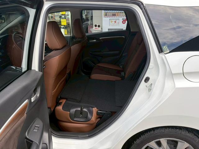 シャトル ハイブリッドＺ　シティブレーキ　ルーフレール　禁煙　インターナビ　フルセグＴＶ　Ｂｌｕｅｔｏｏｔｈ　ＨＤＭＩ　バックカメラ　ＥＴＣ　クルコン　ヒーター付ハーフレザーシート　ＬＥＤヘッドライト　フォグ　オートライト　純正アルミ　リアスポイラー（17枚目）