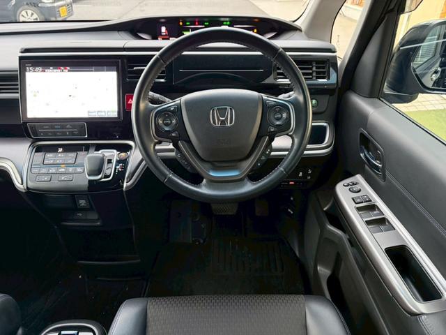 ステップワゴンスパーダ ｅ：ＨＥＶスパーダ　Ｇ・ＥＸ　ホンダセンシング　禁煙　ブラックスタイル　１０インチメモリーナビ　１１．６インチ後席モニター　マルチビューカメラ　フルセグＴＶ　Ｂｌｕｅｔｏｏｔｈ　ＥＴＣ２．０　追従型クルコン　ヒーター付ハーフレザーシート　純正アルミ（11枚目）