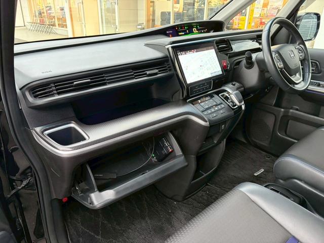 ステップワゴンスパーダ ｅ：ＨＥＶスパーダ　Ｇ・ＥＸ　ホンダセンシング　禁煙　ブラックスタイル　１０インチメモリーナビ　１１．６インチ後席モニター　マルチビューカメラ　フルセグＴＶ　Ｂｌｕｅｔｏｏｔｈ　ＥＴＣ２．０　追従型クルコン　ヒーター付ハーフレザーシート　純正アルミ（15枚目）