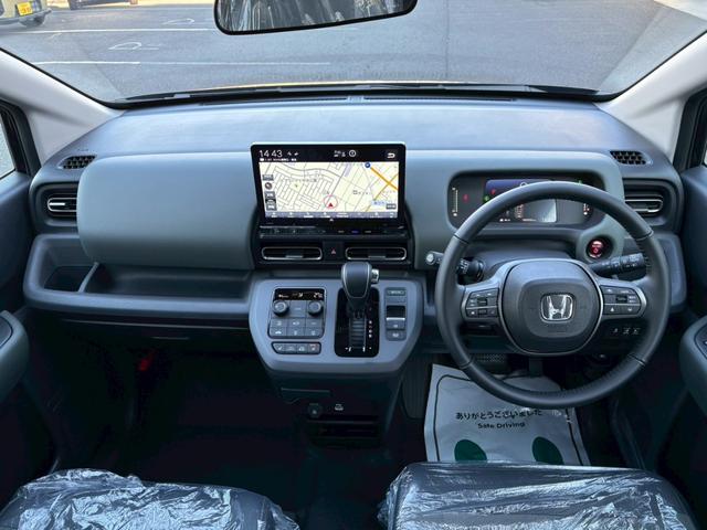 フリード ｅ：ＨＥＶクロスター　ホンダセンシング　純正１１．４インチナビ　マルチビューカメラ　後退出庫サポート　専用１５インチＡＷ　車線逸脱警告　追従クルコン　シートヒーター　両側電動スライドドア　ルーフレール　取説　保証書（4枚目）