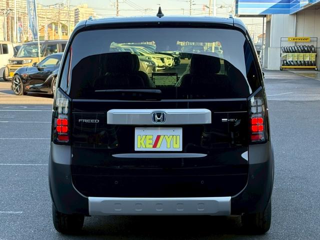 フリード ｅ：ＨＥＶクロスター　ホンダセンシング　純正１１．４インチナビ　マルチビューカメラ　後退出庫サポート　専用１５インチＡＷ　車線逸脱警告　追従クルコン　シートヒーター　両側電動スライドドア　ルーフレール　取説　保証書（8枚目）