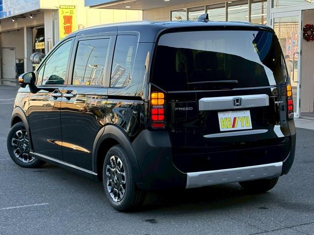 フリード ｅ：ＨＥＶクロスター　ホンダセンシング　純正１１．４インチナビ　マルチビューカメラ　後退出庫サポート　専用１５インチＡＷ　車線逸脱警告　追従クルコン　シートヒーター　両側電動スライドドア　ルーフレール　取説　保証書（9枚目）