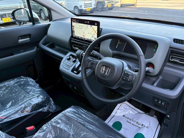 フリード ｅ：ＨＥＶクロスター　ホンダセンシング　純正１１．４インチナビ　マルチビューカメラ　後退出庫サポート　専用１５インチＡＷ　車線逸脱警告　追従クルコン　シートヒーター　両側電動スライドドア　ルーフレール　取説　保証書（11枚目）