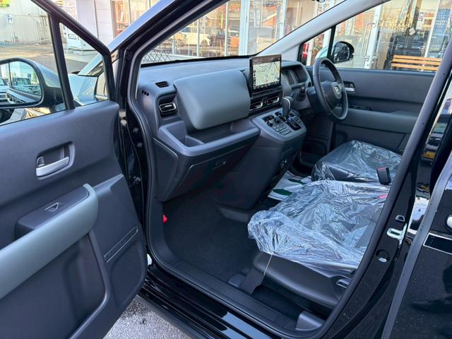 フリード ｅ：ＨＥＶクロスター　ホンダセンシング　純正１１．４インチナビ　マルチビューカメラ　後退出庫サポート　専用１５インチＡＷ　車線逸脱警告　追従クルコン　シートヒーター　両側電動スライドドア　ルーフレール　取説　保証書（14枚目）