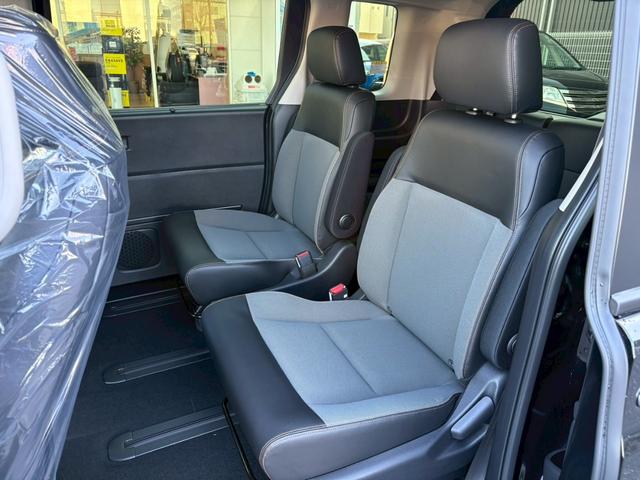 フリード ｅ：ＨＥＶクロスター　ホンダセンシング　純正１１．４インチナビ　マルチビューカメラ　後退出庫サポート　専用１５インチＡＷ　車線逸脱警告　追従クルコン　シートヒーター　両側電動スライドドア　ルーフレール　取説　保証書（16枚目）