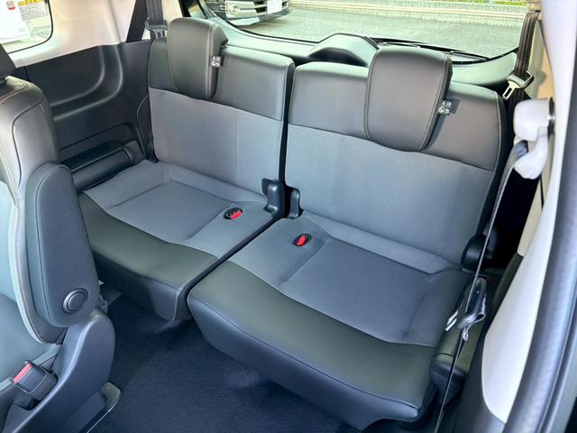 フリード ｅ：ＨＥＶクロスター　ホンダセンシング　純正１１．４インチナビ　マルチビューカメラ　後退出庫サポート　専用１５インチＡＷ　車線逸脱警告　追従クルコン　シートヒーター　両側電動スライドドア　ルーフレール　取説　保証書（17枚目）