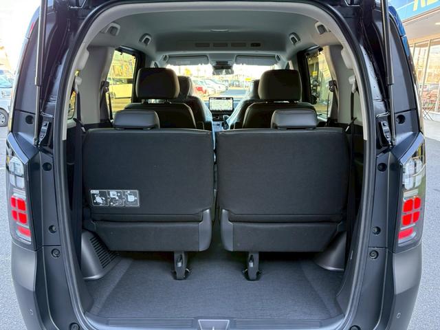 フリード ｅ：ＨＥＶクロスター　ホンダセンシング　純正１１．４インチナビ　マルチビューカメラ　後退出庫サポート　専用１５インチＡＷ　車線逸脱警告　追従クルコン　シートヒーター　両側電動スライドドア　ルーフレール　取説　保証書（19枚目）