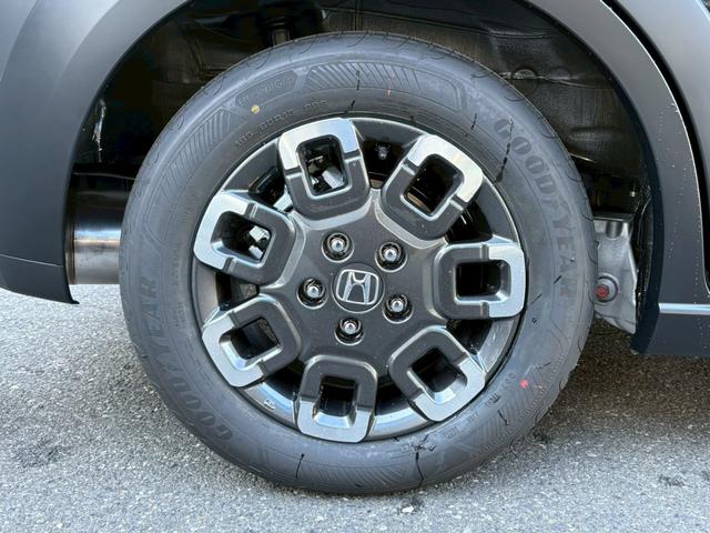 フリード ｅ：ＨＥＶクロスター　ホンダセンシング　純正１１．４インチナビ　マルチビューカメラ　後退出庫サポート　専用１５インチＡＷ　車線逸脱警告　追従クルコン　シートヒーター　両側電動スライドドア　ルーフレール　取説　保証書（21枚目）