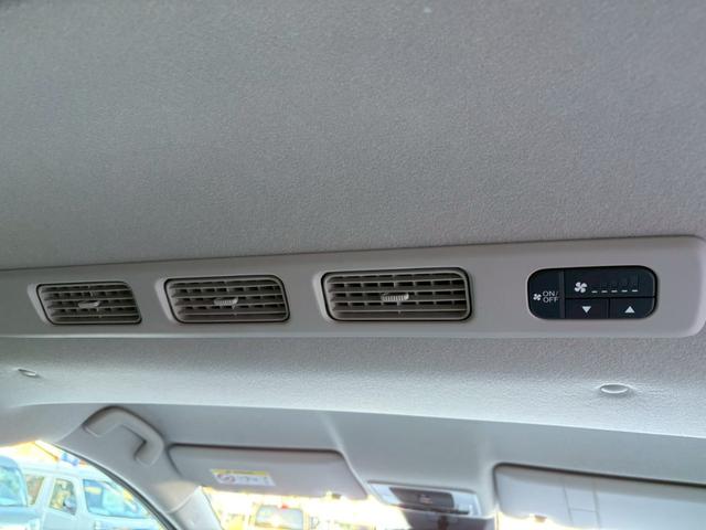 フリード ｅ：ＨＥＶクロスター　ホンダセンシング　純正１１．４インチナビ　マルチビューカメラ　後退出庫サポート　専用１５インチＡＷ　車線逸脱警告　追従クルコン　シートヒーター　両側電動スライドドア　ルーフレール　取説　保証書（23枚目）