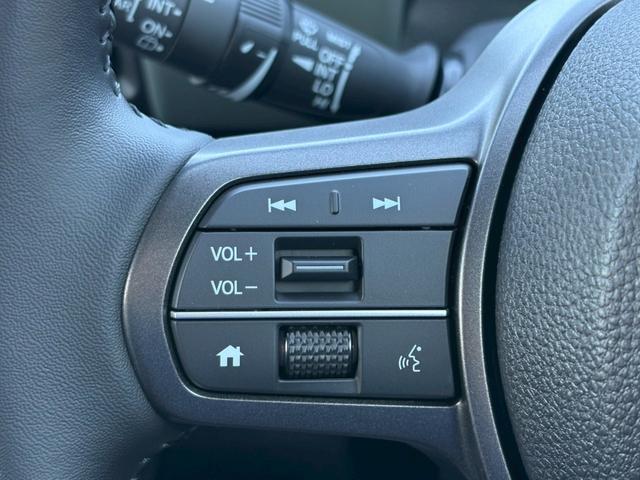 フリード ｅ：ＨＥＶクロスター　ホンダセンシング　純正１１．４インチナビ　マルチビューカメラ　後退出庫サポート　専用１５インチＡＷ　車線逸脱警告　追従クルコン　シートヒーター　両側電動スライドドア　ルーフレール　取説　保証書（25枚目）