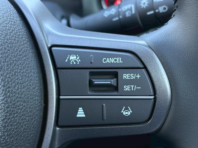 フリード ｅ：ＨＥＶクロスター　ホンダセンシング　純正１１．４インチナビ　マルチビューカメラ　後退出庫サポート　専用１５インチＡＷ　車線逸脱警告　追従クルコン　シートヒーター　両側電動スライドドア　ルーフレール　取説　保証書（26枚目）