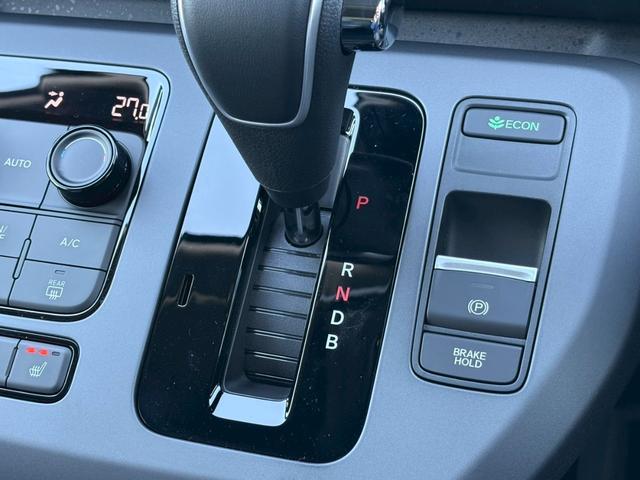 フリード ｅ：ＨＥＶクロスター　ホンダセンシング　純正１１．４インチナビ　マルチビューカメラ　後退出庫サポート　専用１５インチＡＷ　車線逸脱警告　追従クルコン　シートヒーター　両側電動スライドドア　ルーフレール　取説　保証書（33枚目）