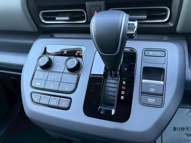 フリード ｅ：ＨＥＶクロスター　ホンダセンシング　純正１１．４インチナビ　マルチビューカメラ　後退出庫サポート　専用１５インチＡＷ　車線逸脱警告　追従クルコン　シートヒーター　両側電動スライドドア　ルーフレール　取説　保証書（34枚目）